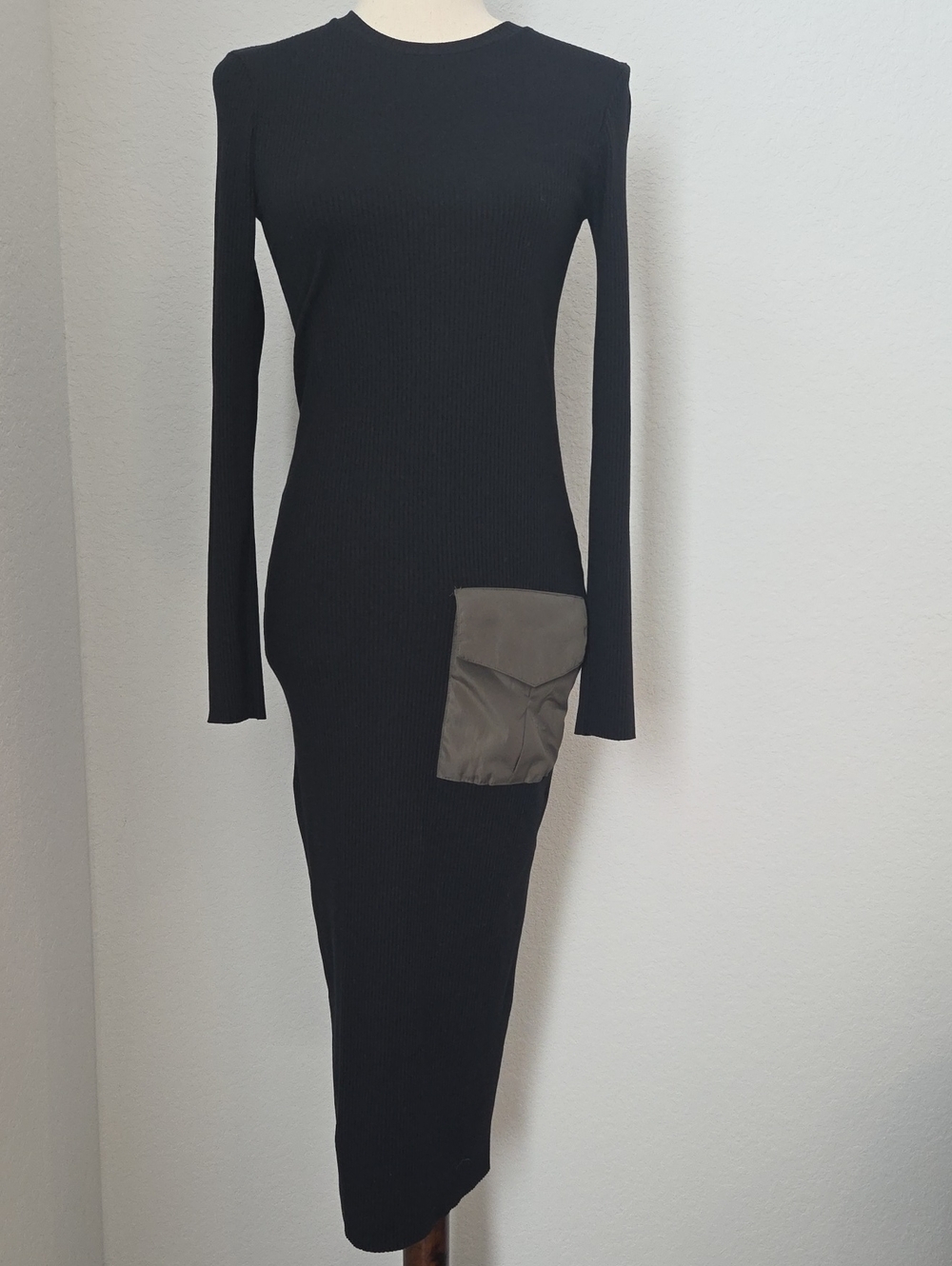 Black Long-Sleeve Ribbed Midi Dress with Contrast Pocket Olive Green Small-med